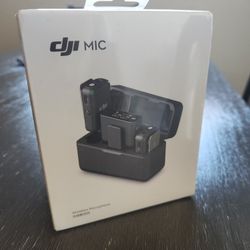 DJI Mic, Wireless Microphone Set, 2 Transmitters + 1 Receiver + Charging Case