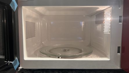 Galanz 0.7 cu. ft. Retro Countertop Microwave Oven, 700 Watts, Cream, for  Sale in Dade City, FL - OfferUp