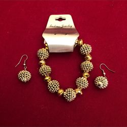 Fashion jewelry expandable bracelet with matching earrings