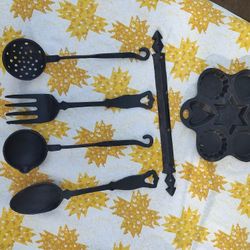 Cast Iron Utensil Set With Tea Biscuit Pan