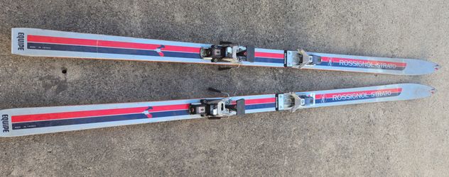 vintage Rossignol Équipe Strato skis