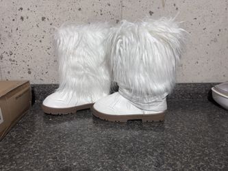 7.5 Furry White Winter Boots 