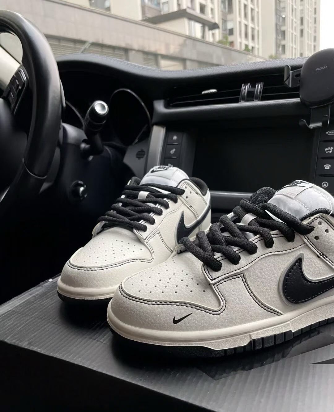Nike SB Dunk Low × Supreme