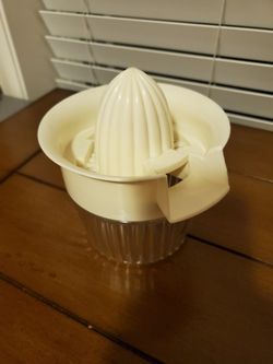 like new manual plastic citrus juicer (16oz)