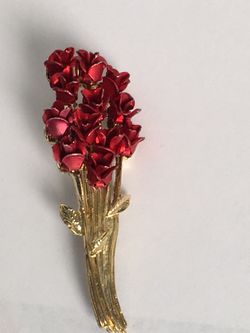 DM 97. Red gold tone brooch