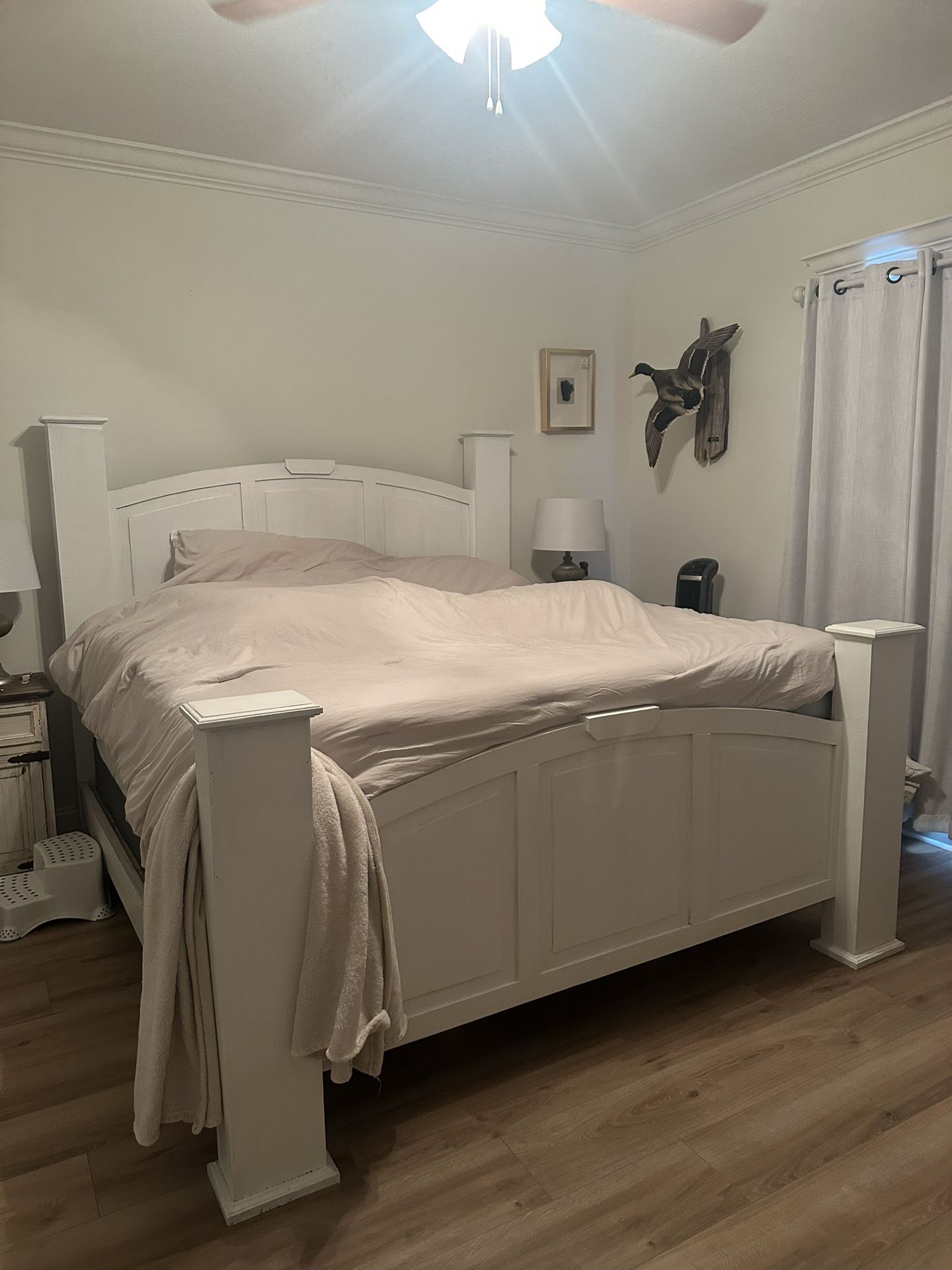 Bed frame (King Size)
