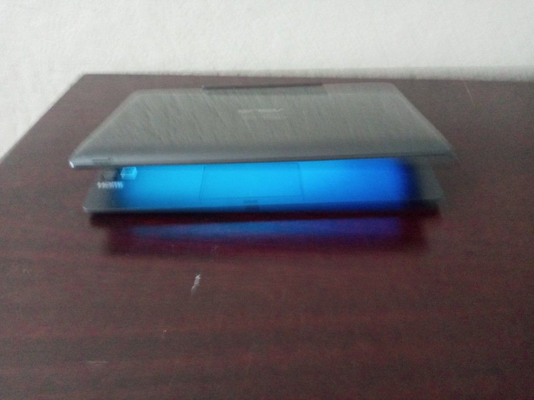 Asus Detachable Laptop Tablet. Windows 10