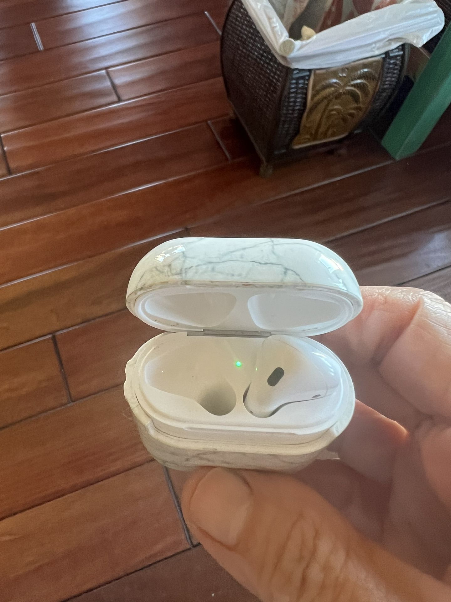 Apple ear bud and charger -Right ear