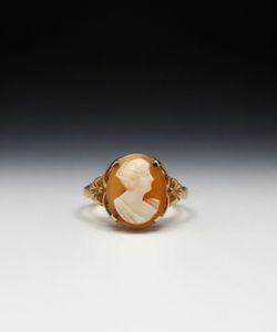 Victorian Cameo w/ Floral Motif 10k Gold Ring (1.2 dwt)