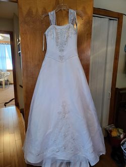 Brand new. size 4 white wedding dress with detachable sleeves.