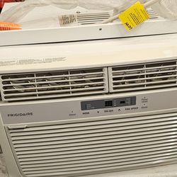 Frigidaire 350-sq ft Window Air Conditioner with Remote (115-Volt; 8000-BTU)