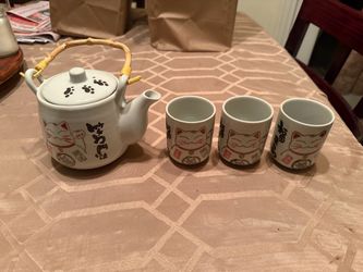 Maneki Neko Lucky Cat Ceramic Tea Set with 3 Cups