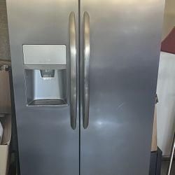 Frigidaire Gallery Side-by-Side Refrigerator – Excellent Condition! 🧊