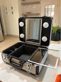 Lola V Lighted Vanity Makeup Case