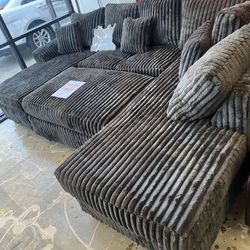 Stunning cozy nice sectional!