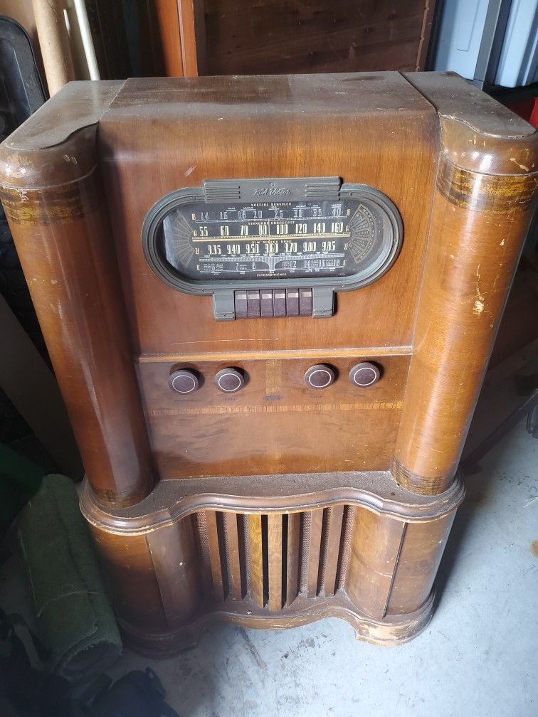 Vintage Tube Radio - RCA VICTOR 110K