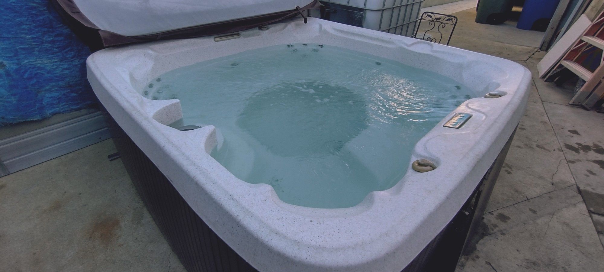 Thermoplastic 4..5 Person Jacuzzi for Sale in Highland, CA OfferUp