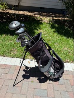 Mens Titleist golf club set.  Complete set with ping golf bag right handed