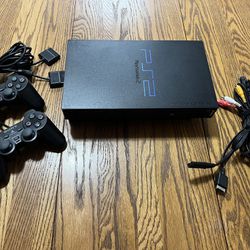 PlayStation 2 (SCPH-39001) With 2 Dual Shock Controllers