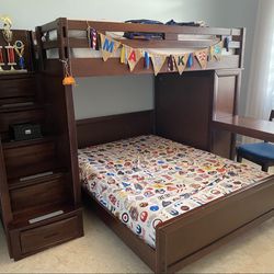 Bunk Bed with desk Twin on top/Full on bottom