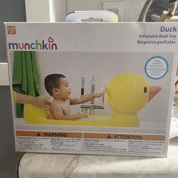Munchkin Inflatable Duck Tub With Hot Water Safety Indicator 
