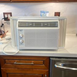 Air Conditioner Ice Cold Very Clean 80$ Firm Cash Only