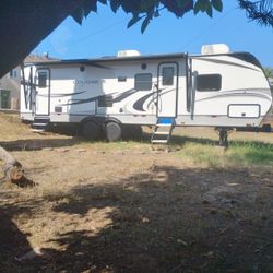 2022 Keystone Cougar RV Trailer Like New Every Thing Works ,king Size Bed, Solar Panels, New Tires,29 feet Long.