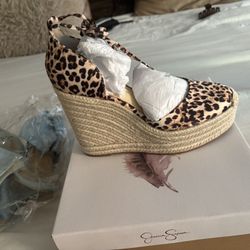 Jessica Simpson’s brand new wedges