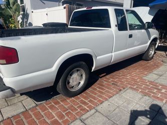GMC Sonoma Extended Cab Pickup Truck White