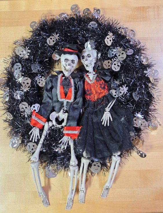 Skeleton Couple Lighted Wreath