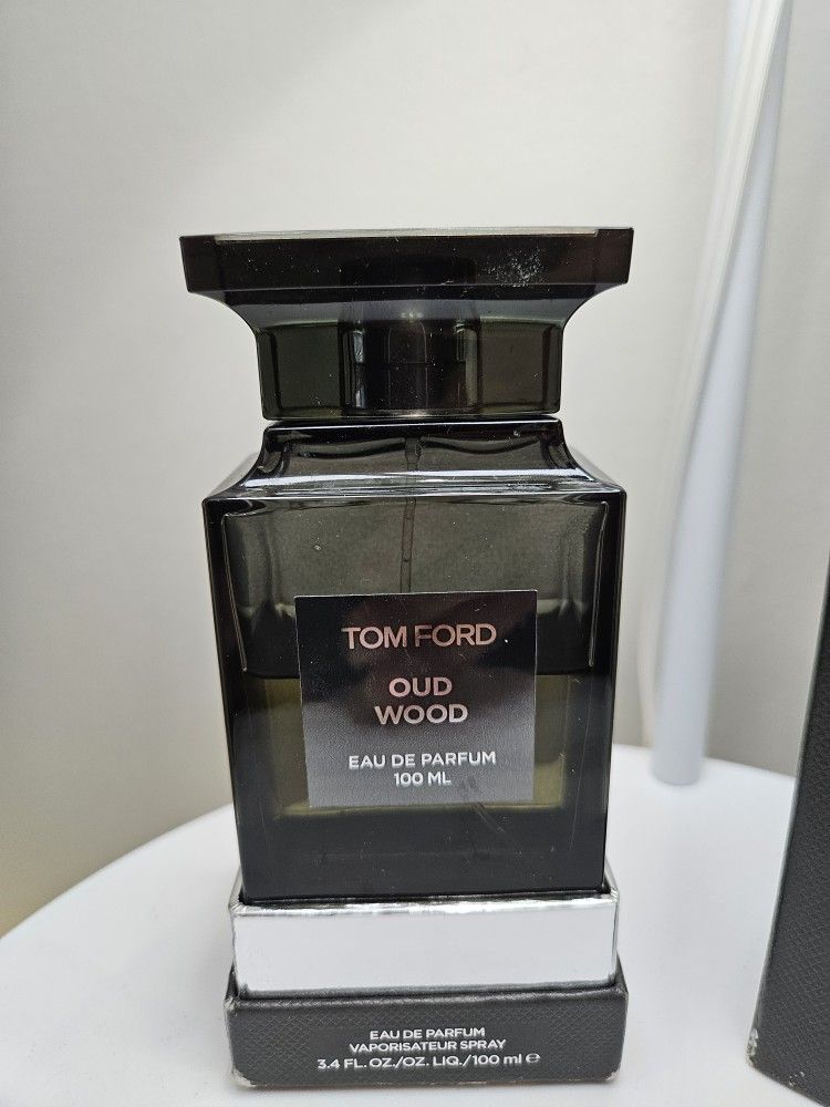 A groundbreaking composition of oud notes, exotic woods and warm amber.
