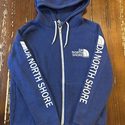 Bring laid-back island vibes wherever you go with this Da North Shore Hawaii “American Appeal” blue hoodie in size small. Featuring a classic fit and