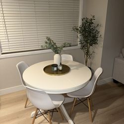 Dining Room Table With Leaf And  4 Chairs 