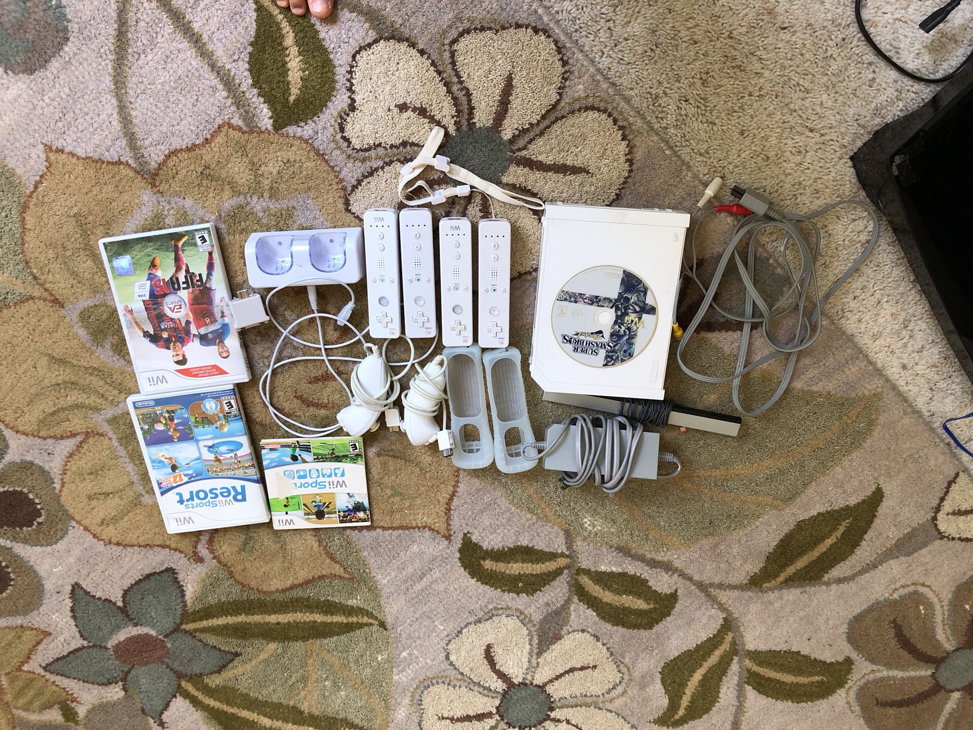 Nintendo wii with super smash bros brawl,wii sports resort,fifa 15 and wii sports and 4 controllers,2 slot controller charger, 1 wii motion plus, 2 n