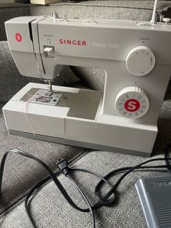 Singer 4423 Heavy Duty Sewing Machine – Excellent Condition – Accessories Included