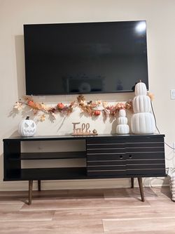 MODERN TV STAND