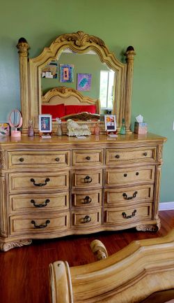 Bedroom Set Purchased For 7k Amazing Condition 