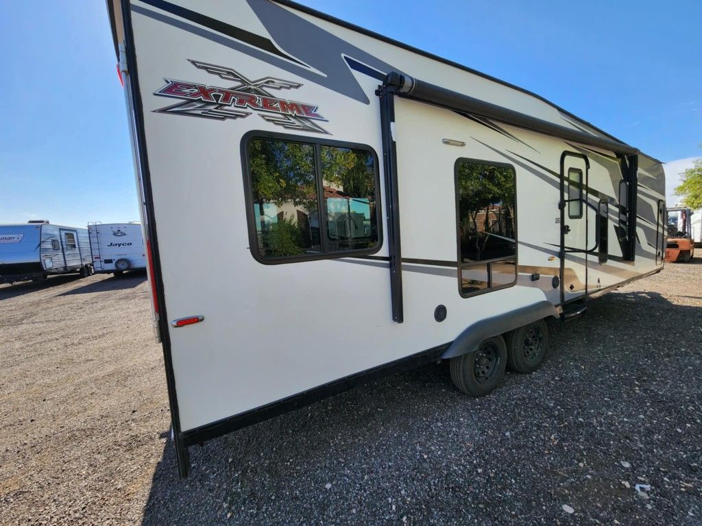 2020 extreme 27 ft toy hauler 14 ft garage fits X3 4 seat