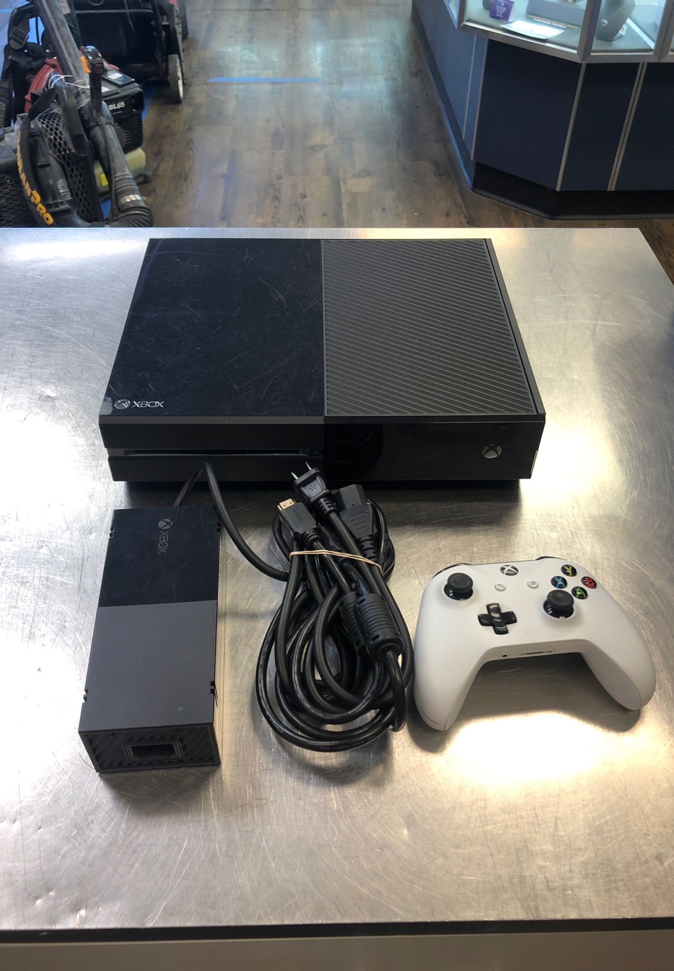 Xbox one 500 gb with cords and controller