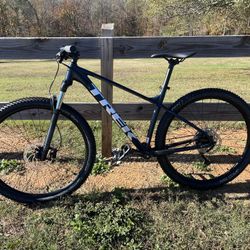 TREK Marlin 7 Gen 2 Mountain Bike Large 29” Matte Black