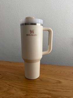Stanley Quencher H2.0 Flowstate Tumbler 40 oz in a cream or frost colorway