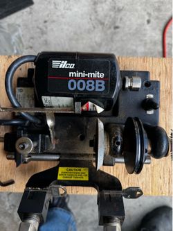 Key cutting machine