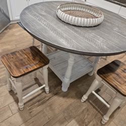 Table Chairs And Center Piece 