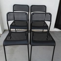 4 Plastic chairs Metal Frame 