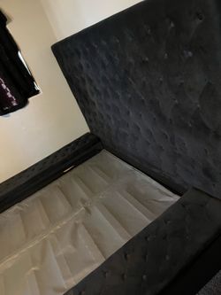 Dark gray/black queen bed
