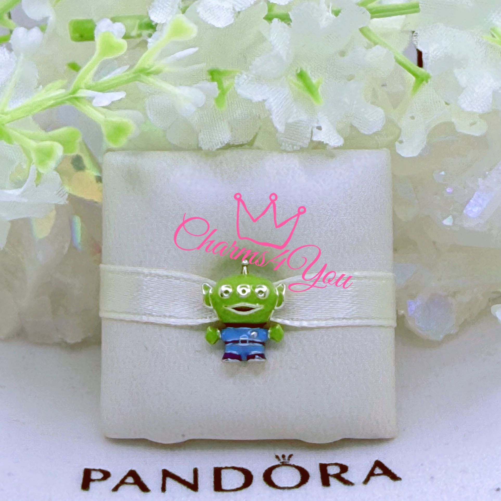Adorable Charm 925 silver for Pandora moments bracelet.