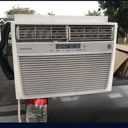 AC Unit Frigidaire 12,000 BTU Great Condition