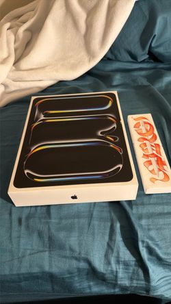 Apple iPad Pro M4 2tb 7th gen WiFi-cellular unlocked  5G Apple Pencil Bundle and case, tempered glass .with everything!$2500