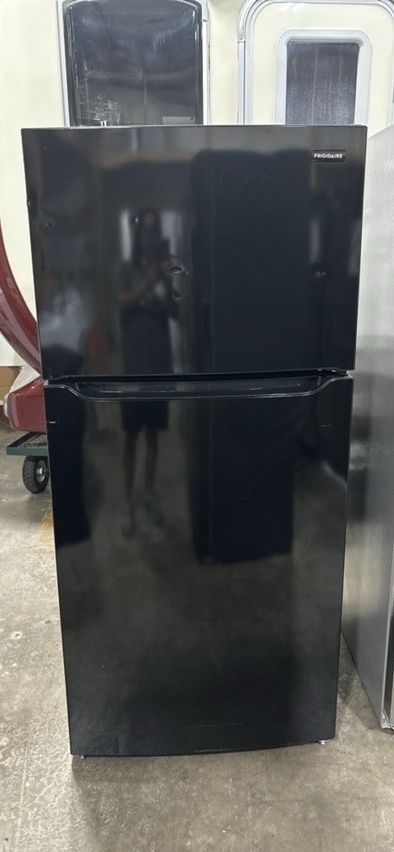 Frigidaire 30” Top Freezer Refrigerator