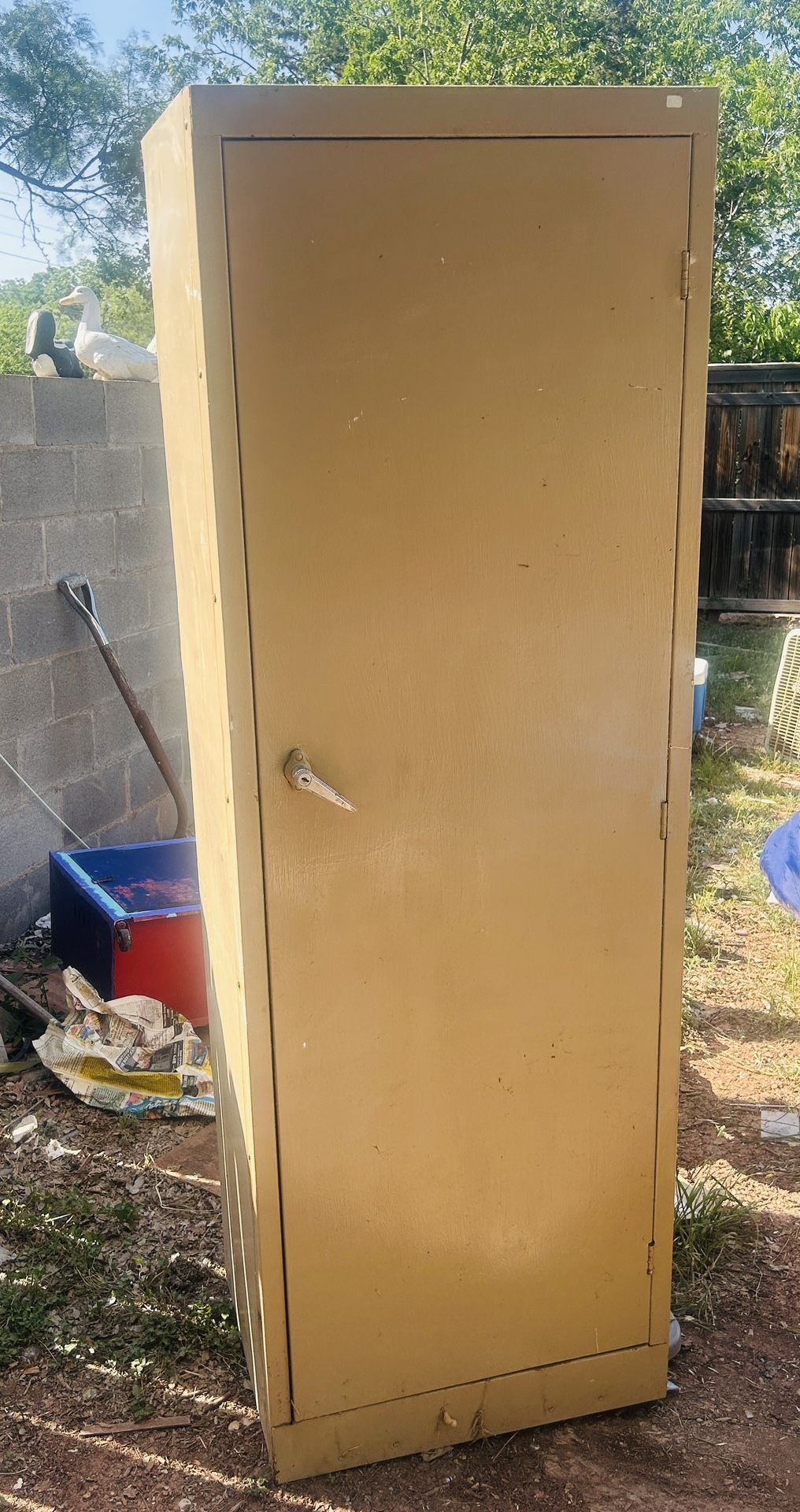 Metal locker it’s 72 inches tall 24 inches wide and 19 inches deep I do not have the key